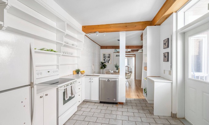 Mile End Apartment | "Le Laurier" - Mile-End Retreat, 3bdrs - sleeps (8)