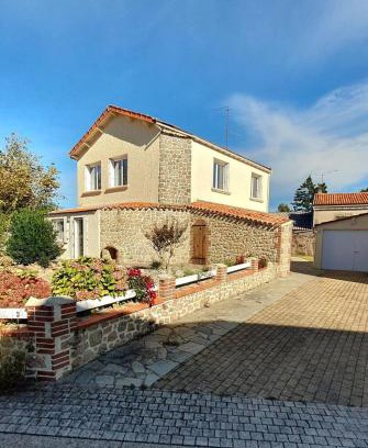 Saint-Mars-la-Reorthe Apartment | Le Marsiluga Maison 12 pers à 6 min du Puy du Fou
