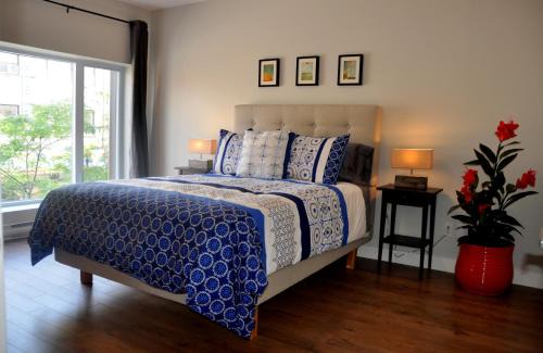Plateau Mont Royal Apartment | Le Mont-Royal Lounge by HomeInMontreal