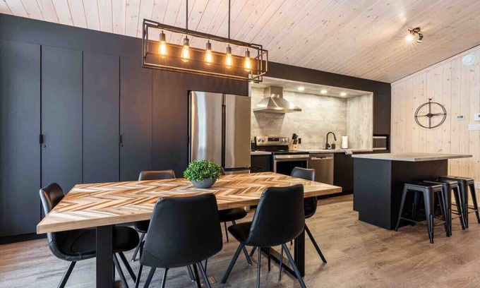 Les Eboulements Ski Chalet | Le Montagnard 91 - Tranquil Chalet, Pet-Friendly