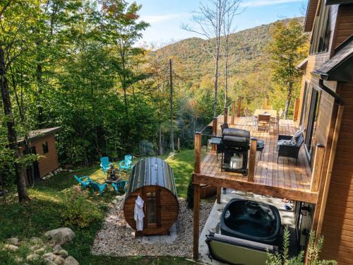 Val-des-Lacs Ski Chalet | Le Montagnia escape to Tremblant with hot tub