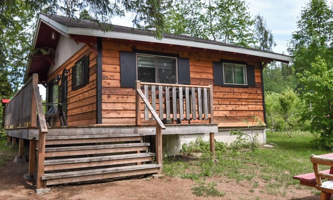 Val David Cabin | Le Neuchâtel: cute vintage cottage in Village Suisse resort, heart of Val-David