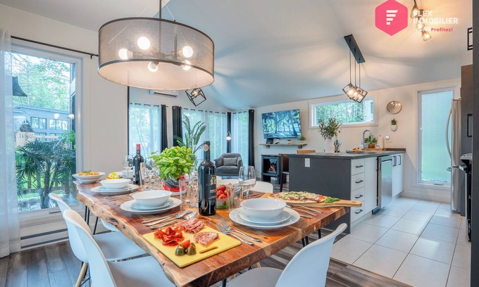 Pont-Rouge Ski Chalet | ⭐ Le Palmier de Portneuf 🌴 Private hot tub, Pool, Sauna, Billiards, Trails ⭐