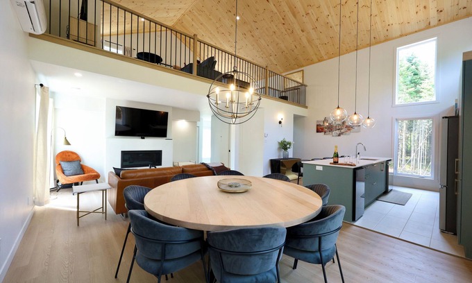 Shannon Ski Chalet | Le Petit Frontenac - Charming & Refined - Spa, Pool, Sauna, Foosball