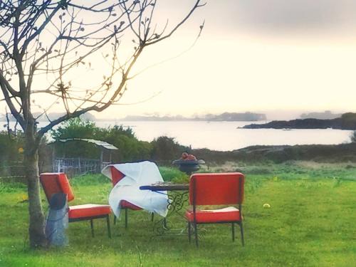 Saint-Pol-de-Leon House | Le petit gîte cosy de Kerigou avec vue mer et plage