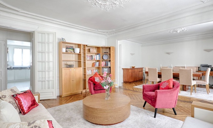 Saint-Vincent-de-Paul Apartment | Le Petit Hôtel - Appt 6p 127 m² à Paris