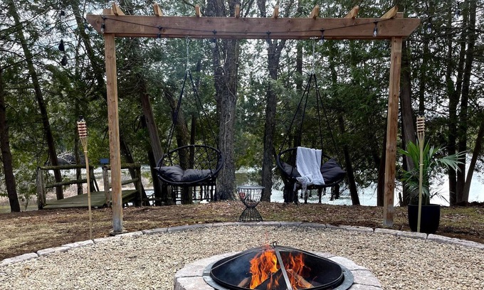 Labelle Cabin | Le petit Renard spa and waterfront chalet