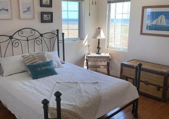 Val-Comeau Bed & Breakfast | Le Phare des Dunes