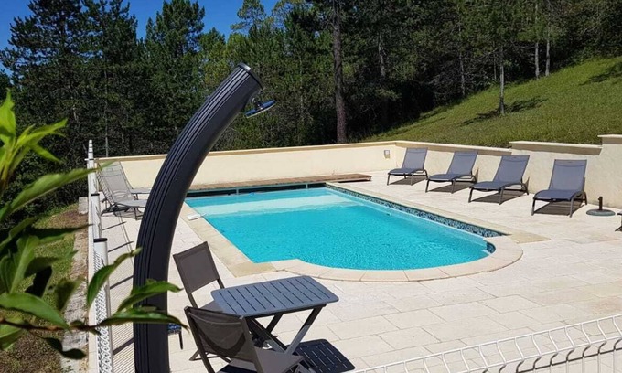 Saint-Germain-de-Belves Villa | Le Pigeonnier, private heated swimming pool, green setting, fiberglassed accommodation
