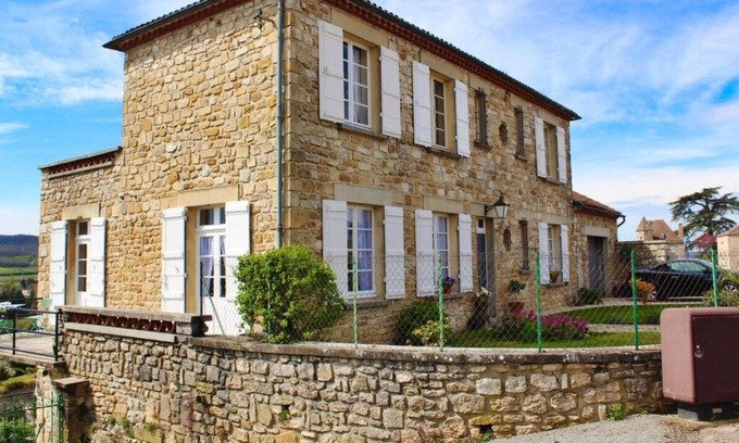 Puy-l'Eveque Bed & Breakfast | Le Presbytère - B&B With Stunning Views Bedroom 1