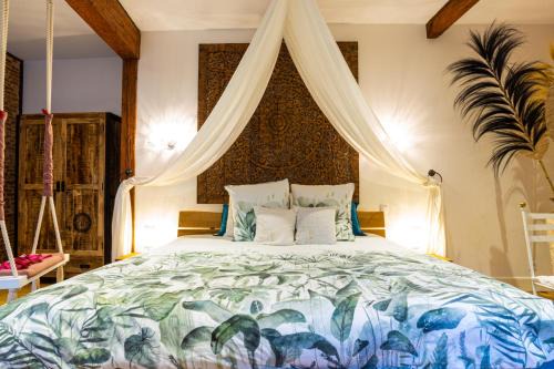 Verfeil House | LE PRIEURE - Suites romantiques spa privatif, piscine, jardin, massages proche de Toulouse