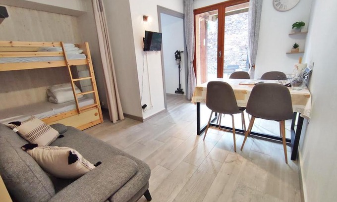 Bagneres-de-Luchon Apartment | Le reflet des montagnes, studio, centre Luchon, 4 personnes