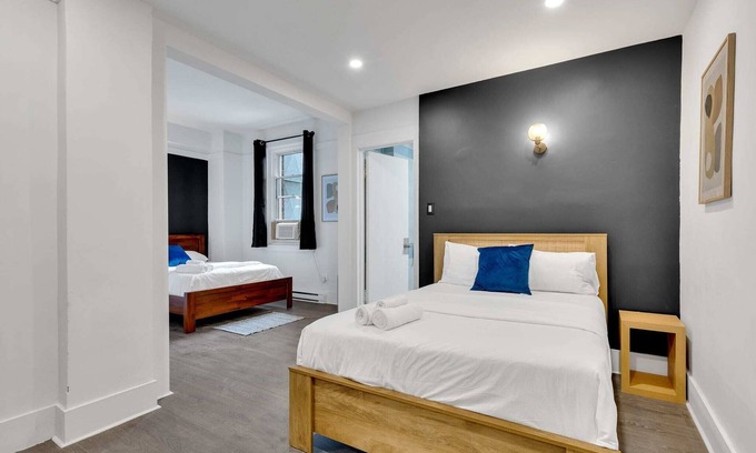 Quartier des Spectacles Hotel | Le Sand & Stone Hotel 2 beds sleep 4