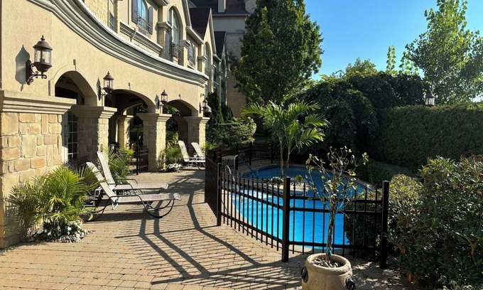 Laval Hotel | Le St-Martin Hotel & Suites Laval