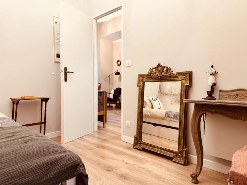 Romans-sur-Isere Apartment | Le Tailleur, centre historique, fibre, climatisation, ESS, rez-de-chaussée, BedinShop