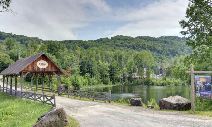 Saint-Faustin-Lac-Carre House | Le Townhouse 62 - New modern ski-in/ski-out just steps from beach and lake!