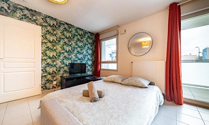 Venissieux Apartment | Le Vénissieux-spacieux 4 pers avec balcon parking