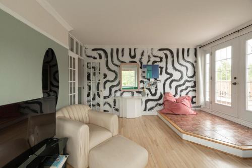 Mont-Tremblant Apartment | #Le80ies - Downtown Rooftop - Free shuttle to ski Mountain