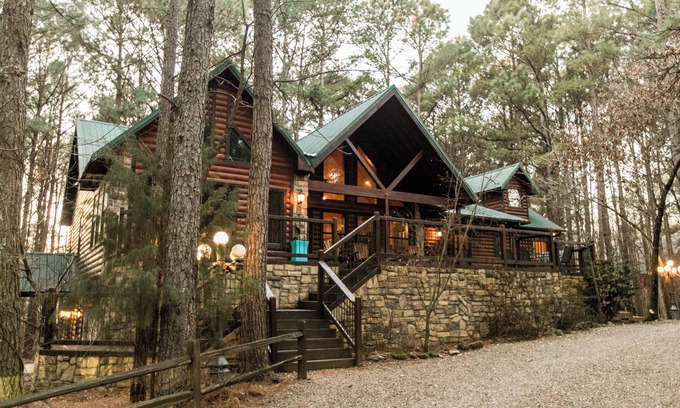 Broken Bow Cabin | Leaping Lizard Lodge | Sleeps 16 | 4 Beds | 3.5 Baths