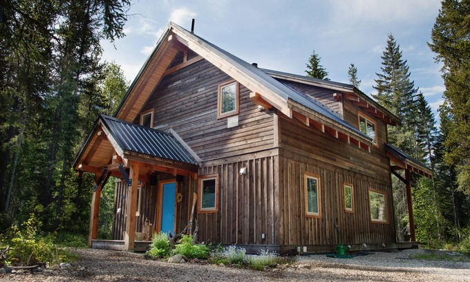 Columbia Valley Cabin | Leave your cares behind and come adventure in the Rocky Mountains. Book today!
