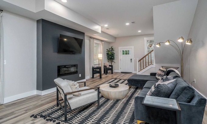 Covington House | Lee Street Lodge | Minutes from DT!