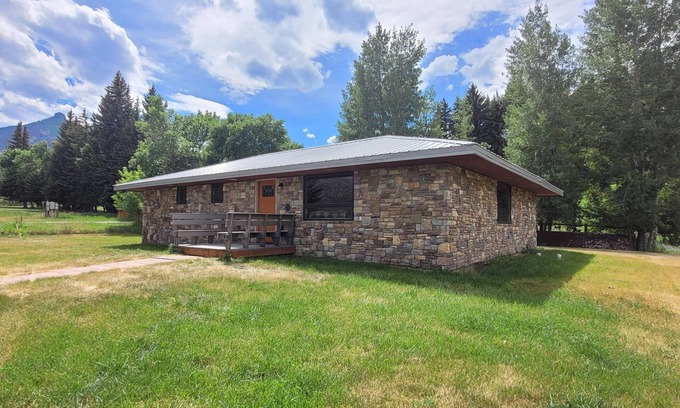 Wapiti House | Legg Ranch House 2 bed 2 bath close to Yellowstone