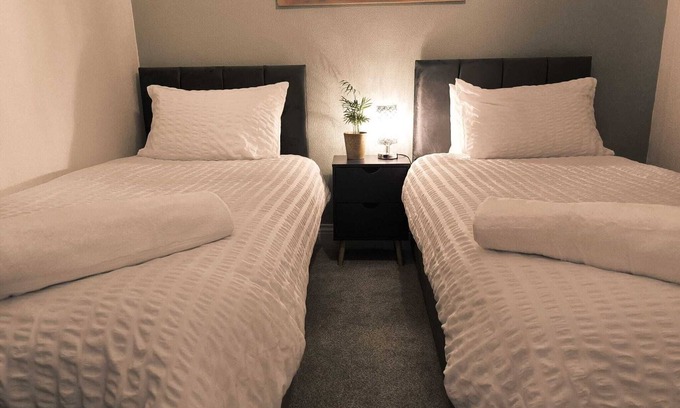 Leigh-on-Sea Apartment | Leigh on sea- Ground Floor- Parking Included! - Long Stay Discounted