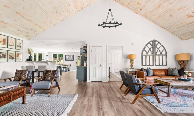 Franklin House | Leiper's Fork Home on 12 Acres | Fire Pit | 4 King Beds | Family & Dog Friendly