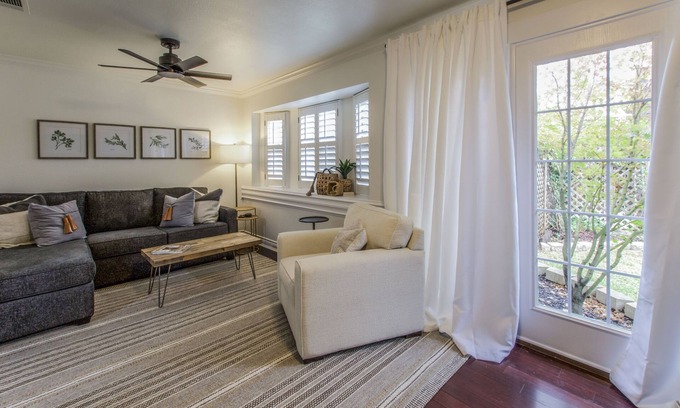 Salado House | Leisure stroll to Salado Creek, golf, walk Downtown. Screened porch!
