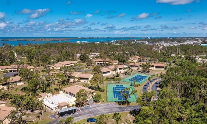 Grove City Condo | Lemon Bay Hidden Gem-10 minutes to Gulf of Mexico
