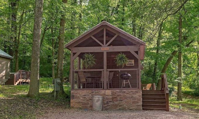Lookout Valley Neighborhood Association Apartment | Lena Cabin | Wooded Tiny Cabin - Hot Tub
