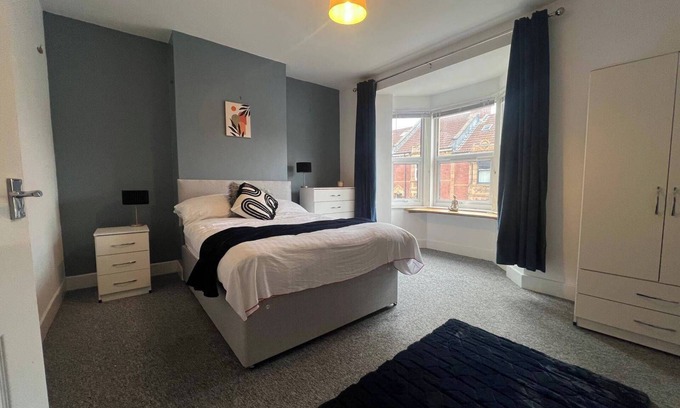Easton House | Lena St - 3 Bedroom House - Sleeps 6 - WiFi