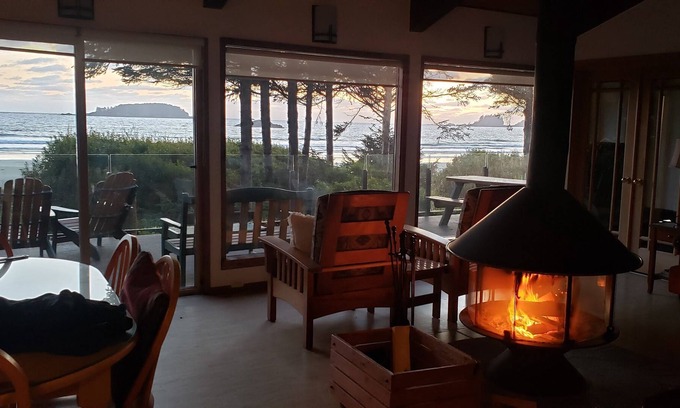 Tofino House | Lennard View House is a private home on Chesterman Beach in Tofino