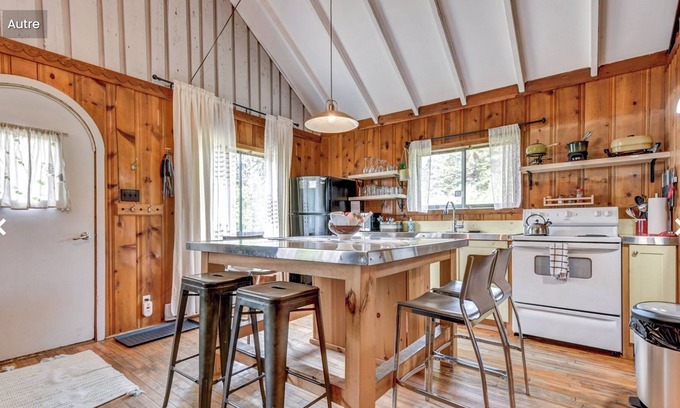 Val David Cabin | Les Alpes, Nice vintage cottage in Village Suisse resort, in heart of Val-David