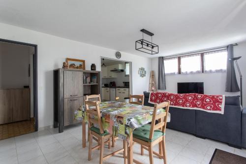 Saint-Leger-les-Melezes Apartment | Les Arolles - Appartement vue sur la montagne