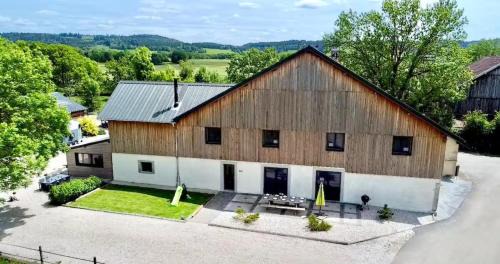 Laviron House | Les Bouloies I Gîtes familiaux I Vue dépaysante I Barbecue extérieur I Rénovation récente