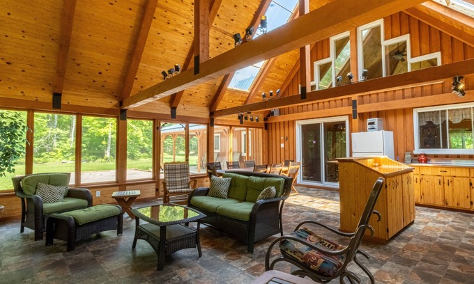 Saint-Raymond Ski Chalet | Les Chalets Tourisma - Le Chasse-Galerie
