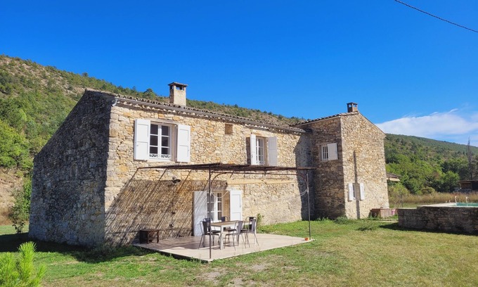 Revest-des-Brousses House | les ecuries du Mouni de Roche havre de paix dans le parc du Luberon en Provence