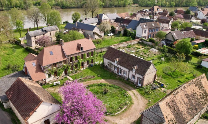 Poses Other | Les Jardins de Félicie. FarmHouse near Lac and Seine.