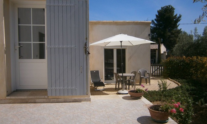 Robion House | LES LAURIERS 60m2 gite in the Luberon with garden area
