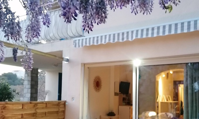 La Couronne Apartment | Les pieds dans l'eau - beach and relaxation in Martigues, just 2 minutes from Marseille".