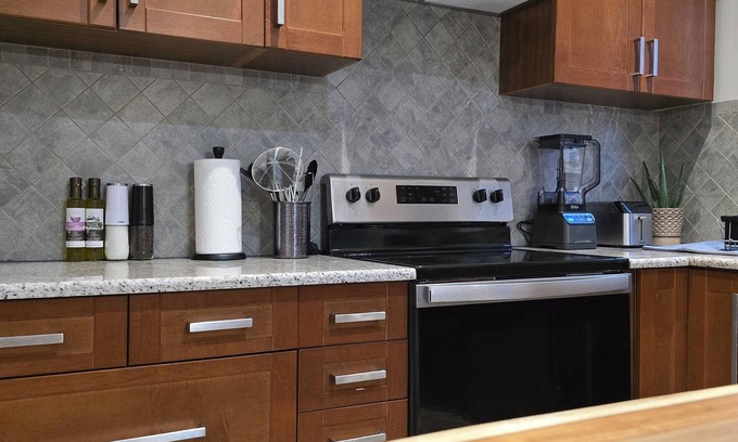 Cote-Des-Neiges—Notre-Dame-De-Grace Apartment | LeSanctuary: Central/Family & Pet Friendly/FREE Parking