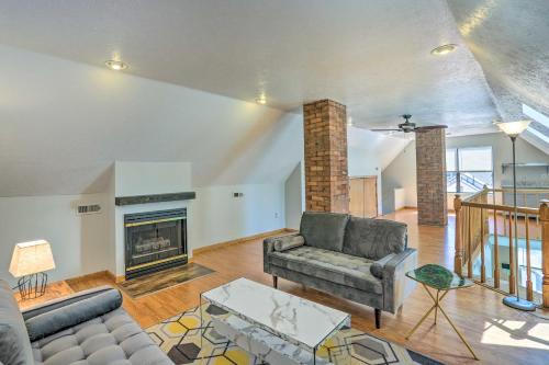 Tremont Apartment | Less Than 3 Mi to Dtwn Cleveland Apt with Deck and Wet Bar