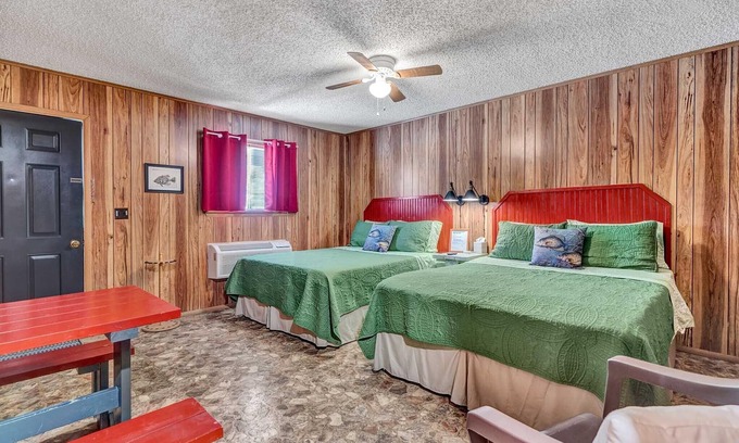 Quitman House | Less than a mile from Lake Fork-UPDATED-Crappie Cabin - Rm 5