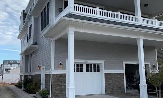 Townsend's Inlet House | LET'S ALL JUMP IN THE POOL