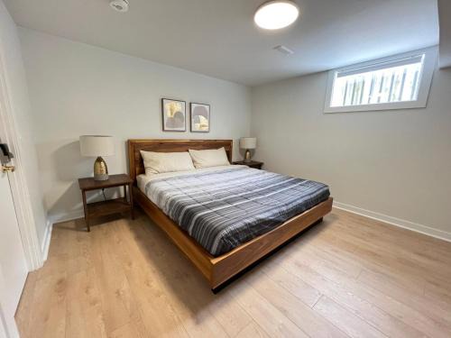 Barrie House | Letitia Heights !A Spacious and Quiet Private Bedroom with Shared Bathroom