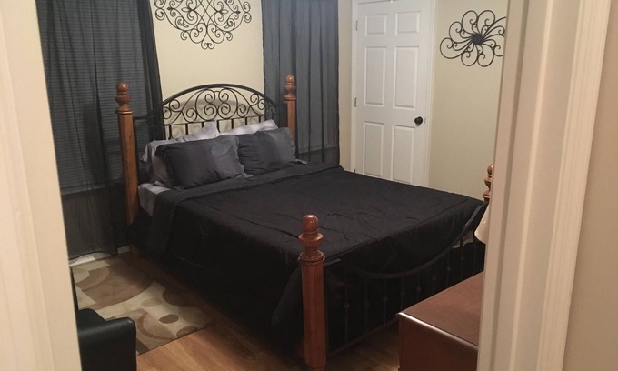 Lexington House | Lexington’s Premier Cul De Sac Townhome 2BR, 2.5BA, 1100 sqft