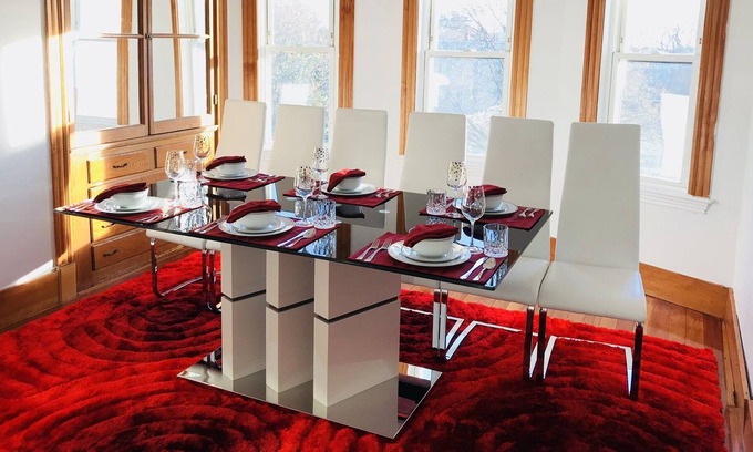 Dorchester Apartment | Lg Suite for up to 6 ppl/3 floor