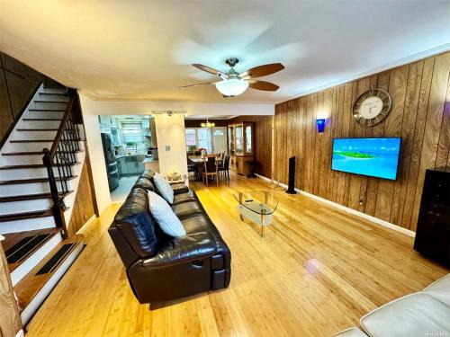Queens House | LGA airport 3 mins, 3 BR Duplex House, Parking and private backyard, 9mins subway!