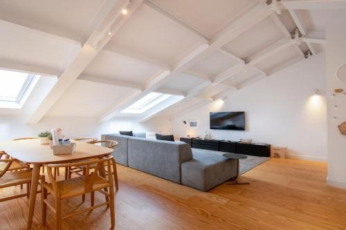 Sao Jose Apartment | Liberdade Stylish Attic Apt with AC and City View
